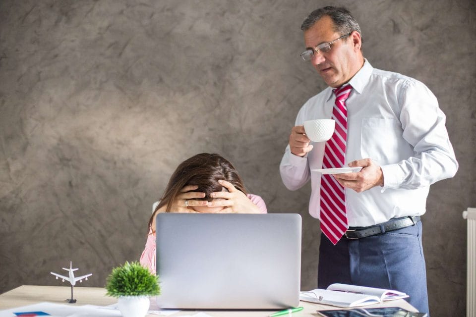 İş Yerinde Zorbalık (mobbing): Nasıl Tespit Edilir ve Nasıl Başa Çıkılır?