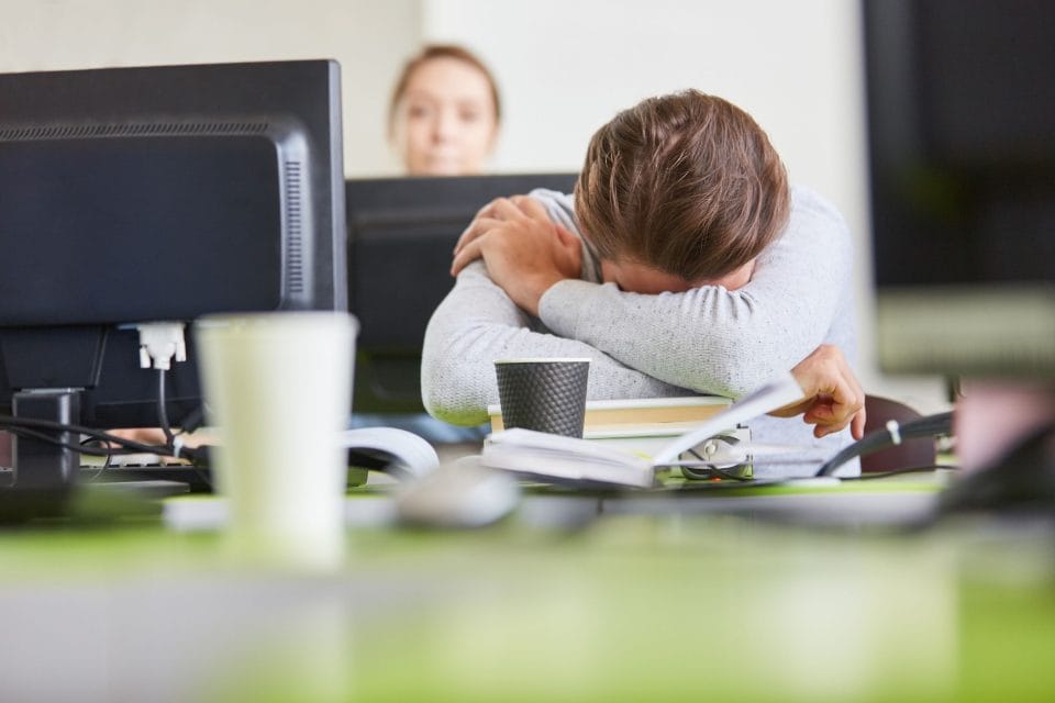 Tükenmişlik Sendromu Nedir? Belirtileri ve Tedavi Yolları